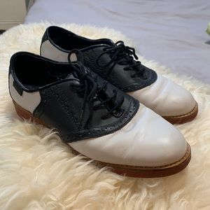 Classic GHBass black and white saddles in excellent condition!!